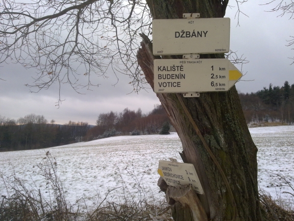 Rozcestník pod vrcholem Džbány
